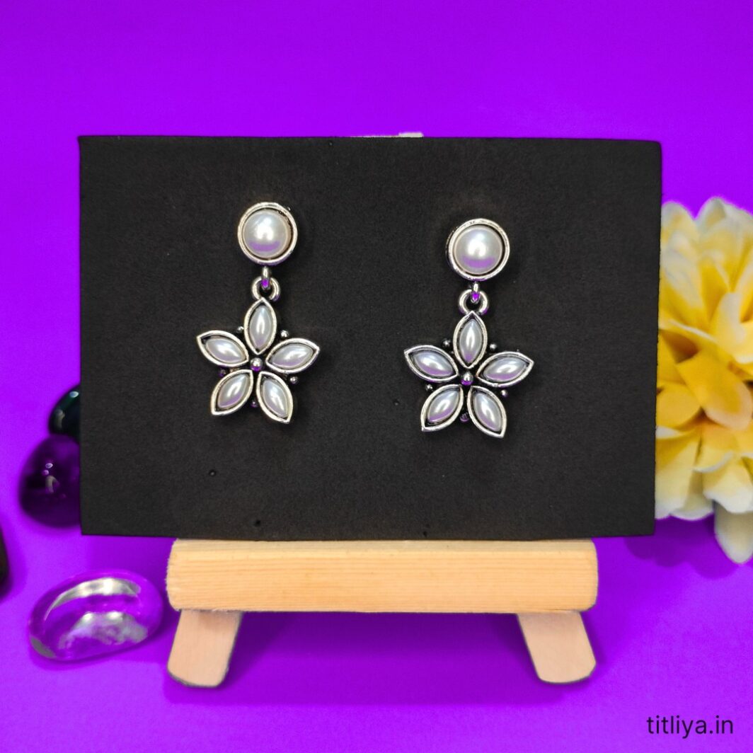 white floral earrings with pearl light stones jc67