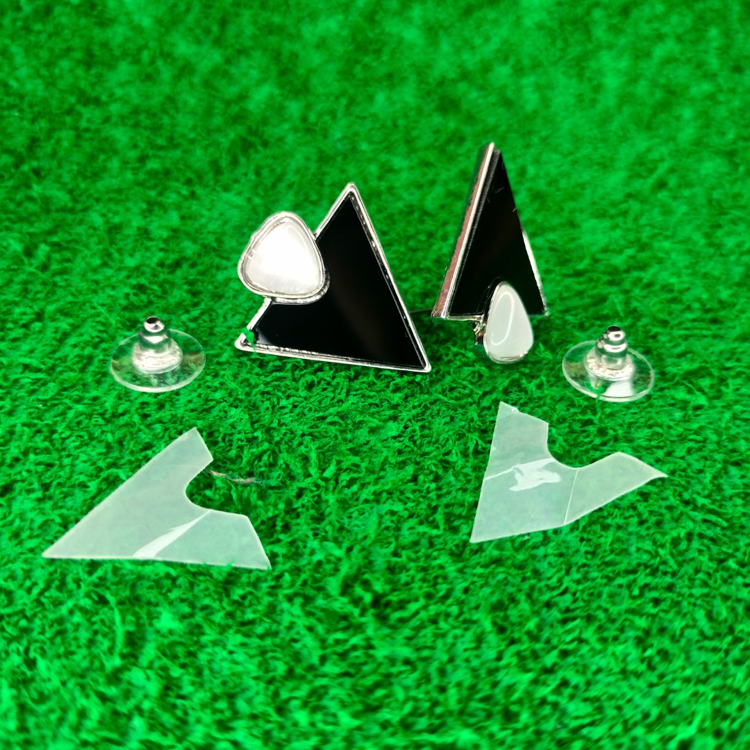 triangle silver black enamel stud earrings jc172